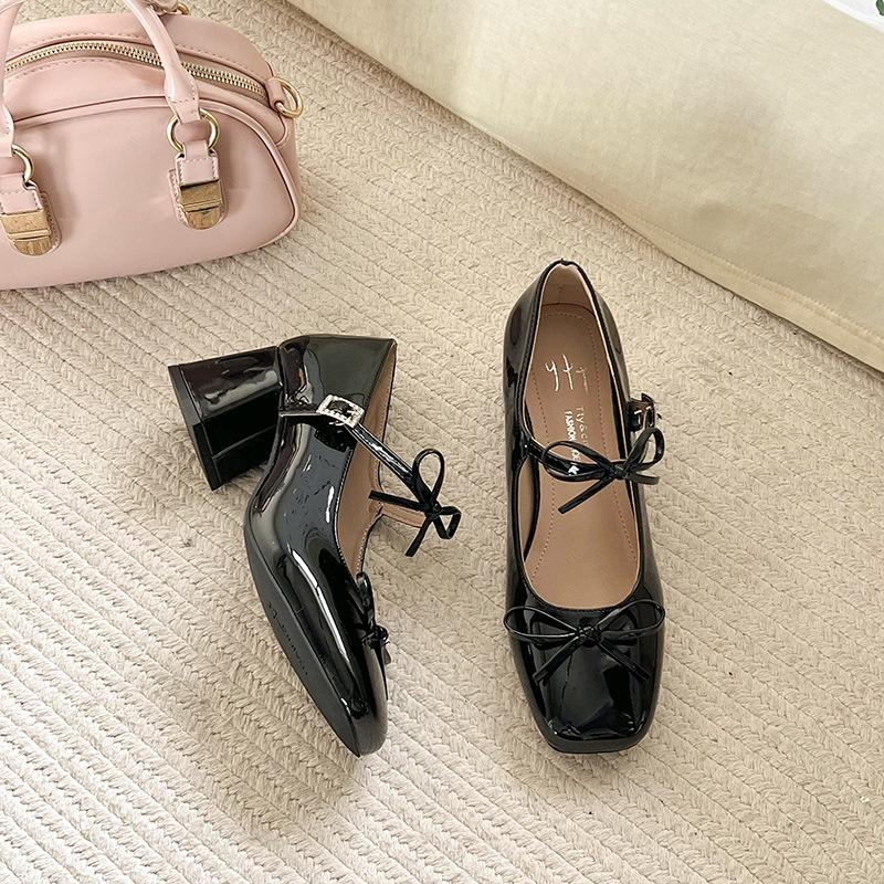 French thick high-heeled light-mouth single shoes female 2025 spring and autumn new retro fairy style with skirt Mary Jane small leather shoes 39 чорний
French thick high-heeled light-mouth single shoes female 2025 spring and autumn new retro fairy style with skirt Mary Jane small leather shoes 39 чорний