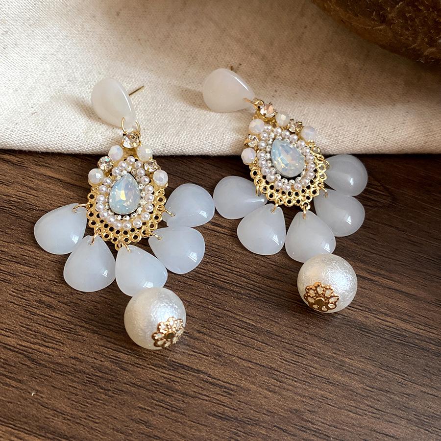 Silver Needle Diamond Pearl Water Drop Tassel Earrings Retro Premium Earrings Ethnic Style Niche Fashion Versatile Earrings
Silver Needle Diamond Pearl Water Drop Tassel Earrings Retro Premium Earrings Ethnic Style Niche Fashion Versatile Earrings