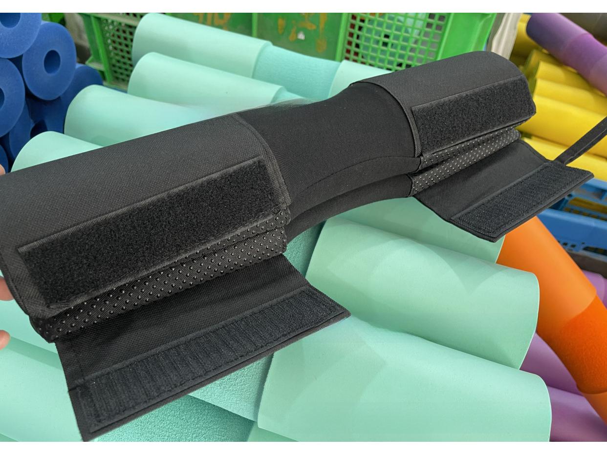 Накладка на шею и плечи для приседаний со штангой и мостика - Мягкая защитная экипировка для тяжелой атлетики
Накладка на шею и плечи для приседаний со штангой и мостика - Мягкая защитная экипировка для тяжелой атлетики