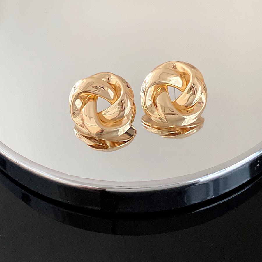 Steel needle metal rose winding stud earrings French retro elegant simple versatile earrings light luxury high-end earrings
Steel needle metal rose winding stud earrings French retro elegant simple versatile earrings light luxury high-end earrings