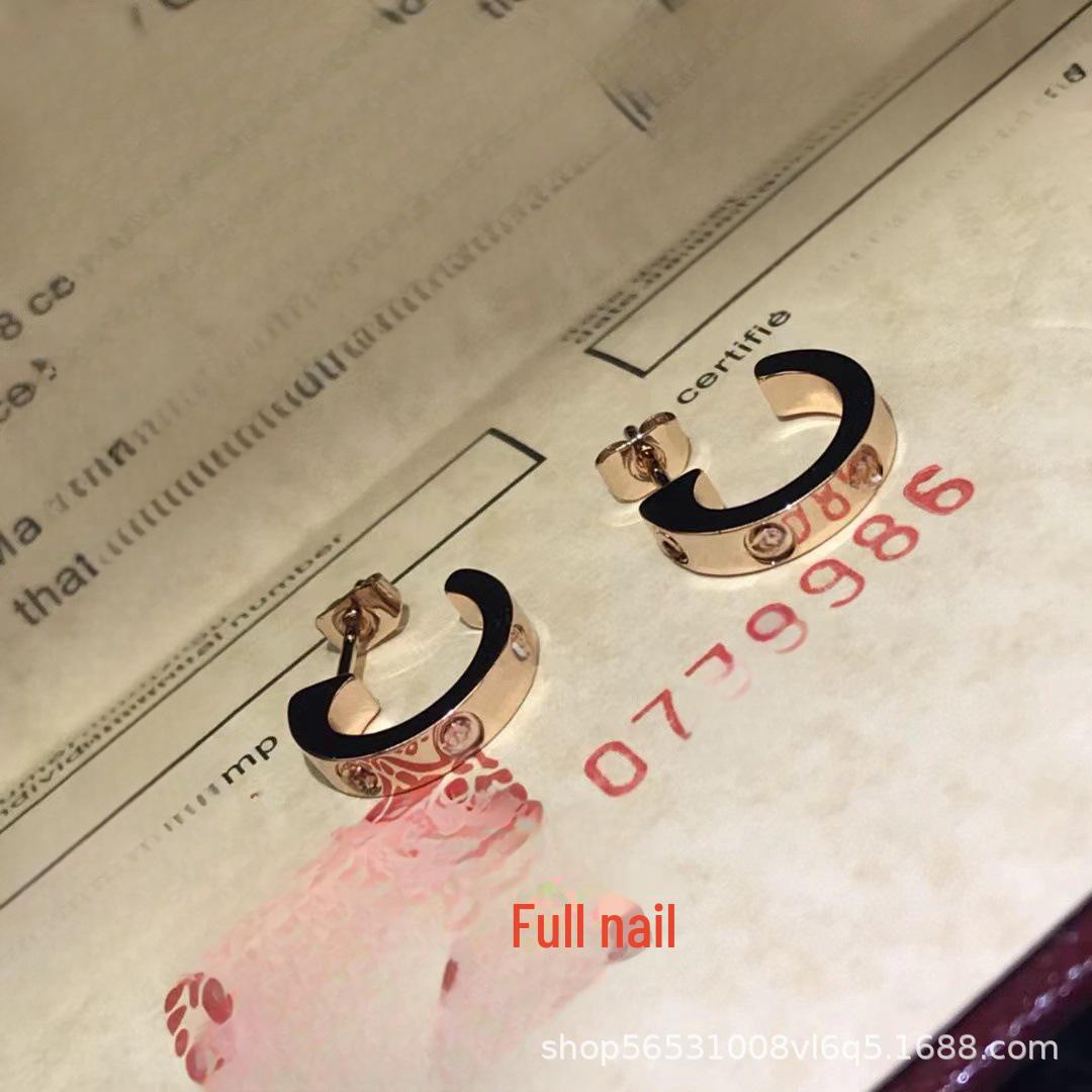 Позолочені сережки C-подібної форми з діамантовими вставками та гвинтовим дизайном
Позолочені сережки C-подібної форми з діамантовими вставками та гвинтовим дизайном