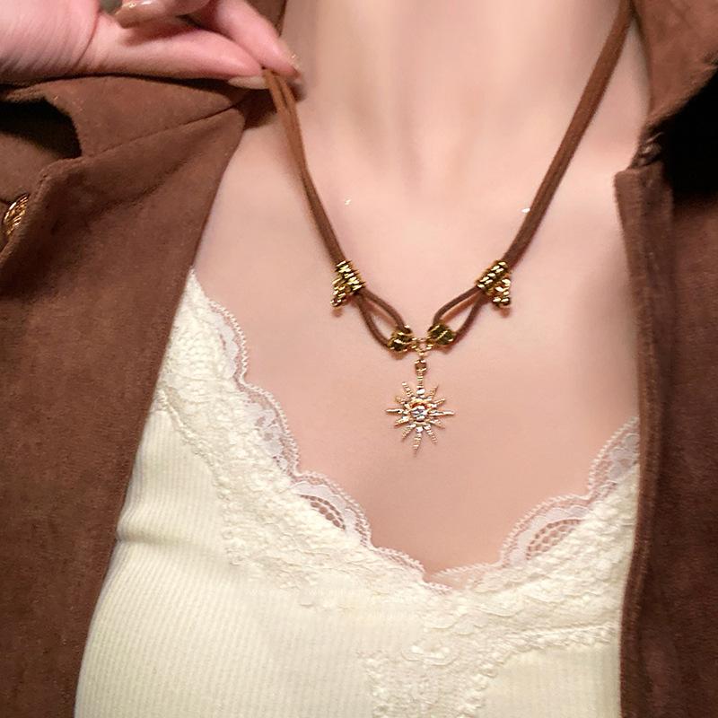 Maillard Sweet And Spicy Двухслойное звездное ожерелье Женское Американское Ретро Универсальные Премиум Аксессуары Нишевый Дизайн Ключица
Maillard Sweet And Spicy Двухслойное звездное ожерелье Женское Американское Ретро Универсальные Премиум Аксессуары Нишевый Дизайн Ключица