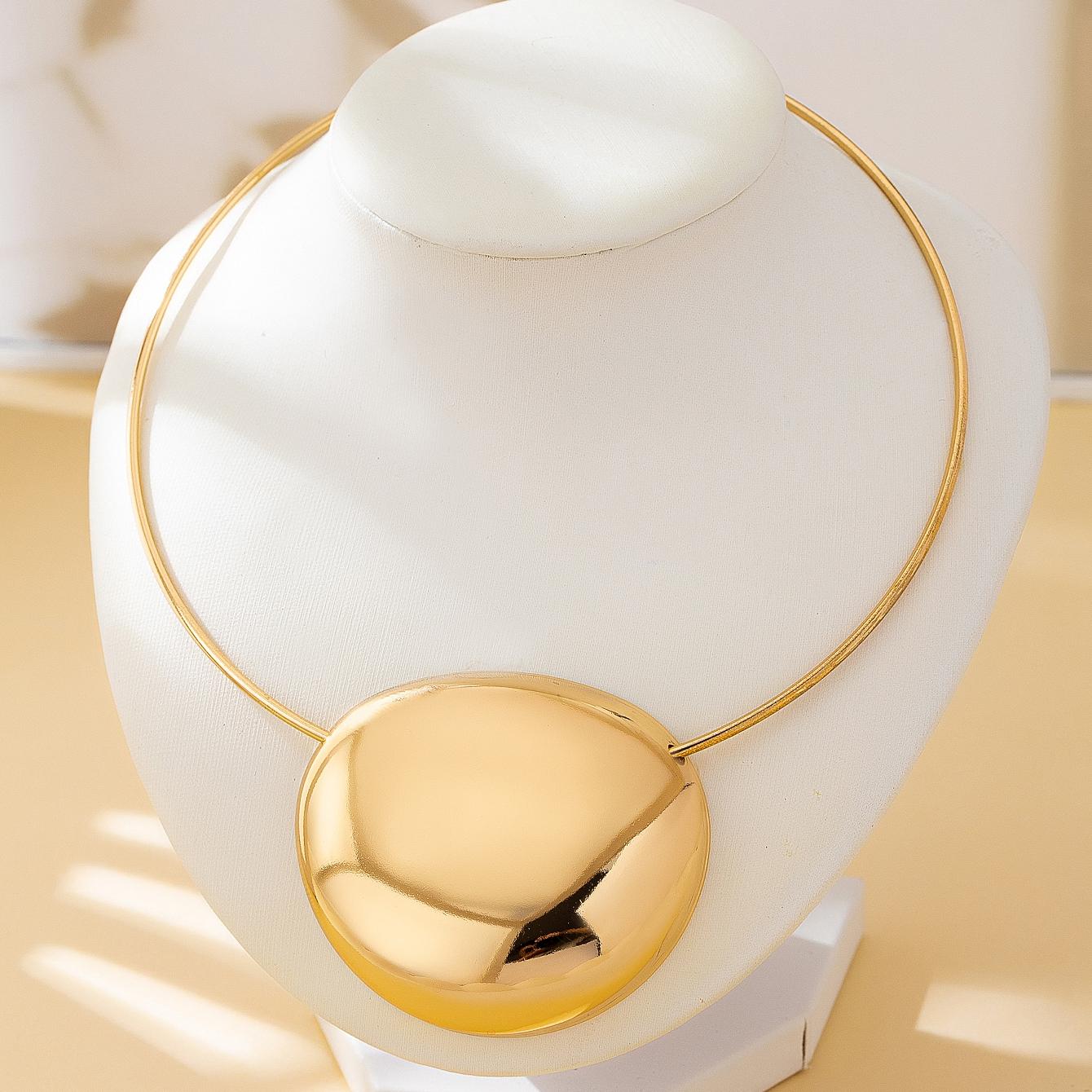 A Women s Necklace with a Smooth Geometric Design, Stylish and Simple, Suitable for Everyday Wear and Vacation Wear
A Women s Necklace with a Smooth Geometric Design, Stylish and Simple, Suitable for Everyday Wear and Vacation Wear