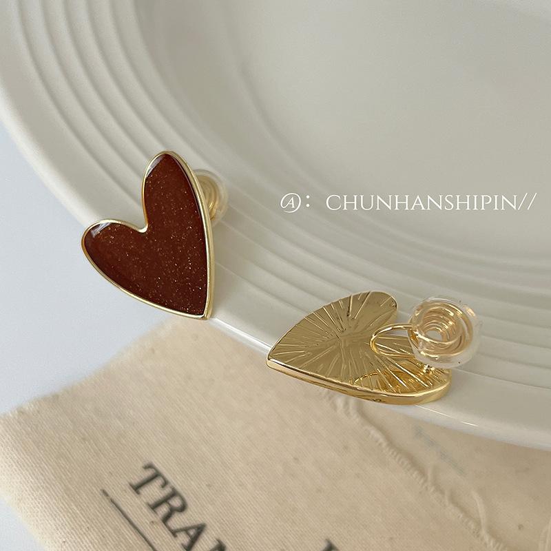 Coffee color love mosquito coil disc ear clips women s pierced ears French retro high-end earrings exquisite commuter sweet earrings
Coffee color love mosquito coil disc ear clips women s pierced ears French retro high-end earrings exquisite commuter sweet earrings