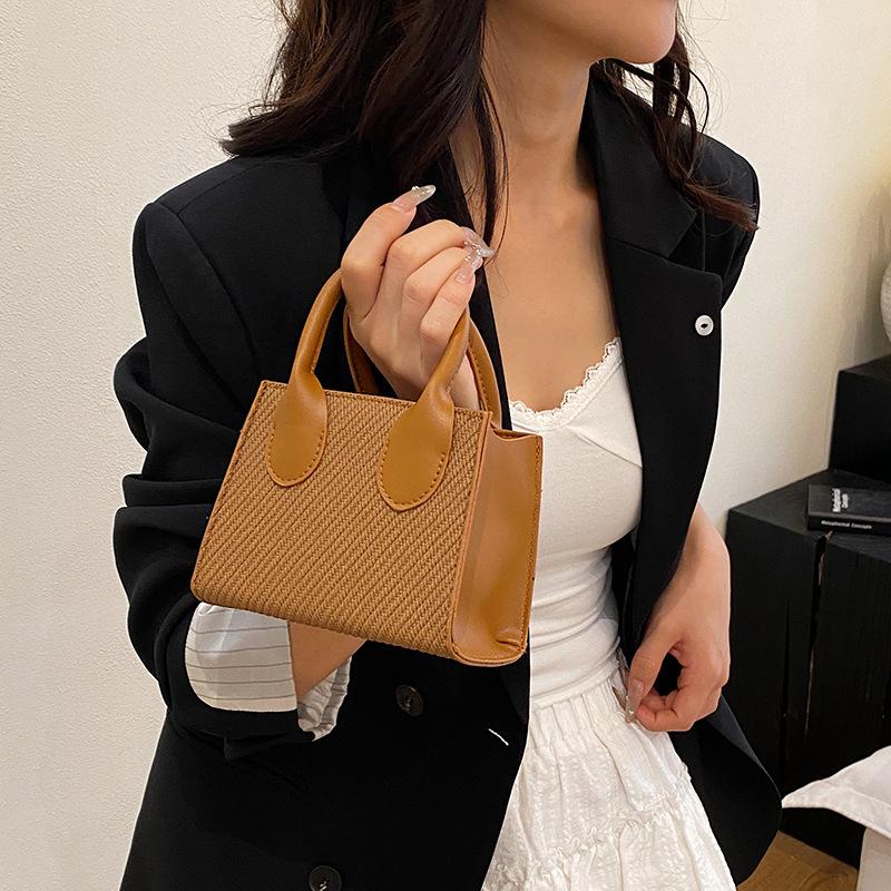 2025 spring and summer new women s shoulder messenger bag small square bag fashion this year popular simple handbag чёрный
2025 spring and summer new women s shoulder messenger bag small square bag fashion this year popular simple handbag чёрный