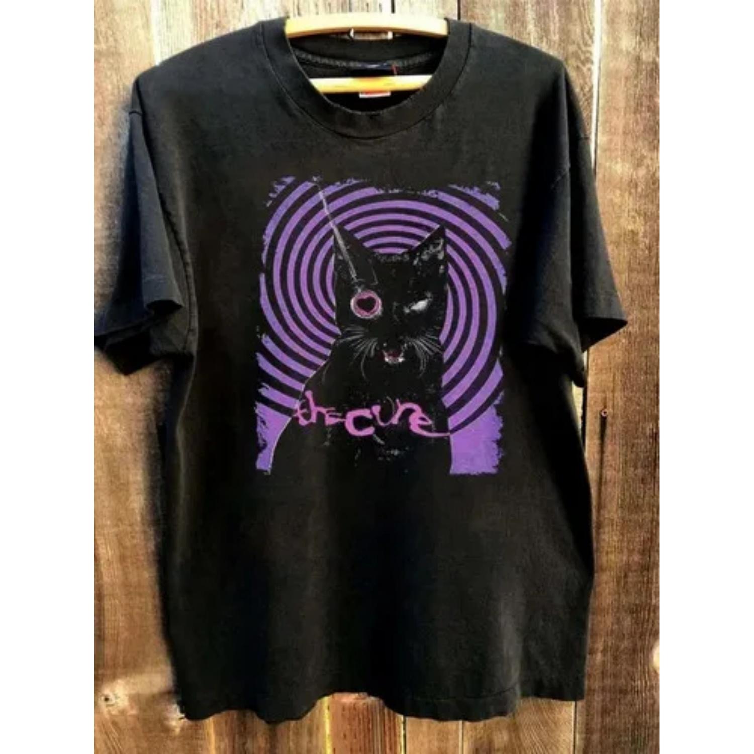 The Cure Love Cat Album T-shirt, 90s Retro The Cure Tour T-shirt Size S-4XL Fan Gift Men s and Women s Short Sleeves XXXXXL чорний
The Cure Love Cat Album T-shirt, 90s Retro The Cure Tour T-shirt Size S-4XL Fan Gift Men s and Women s Short Sleeves XXXXXL чорний