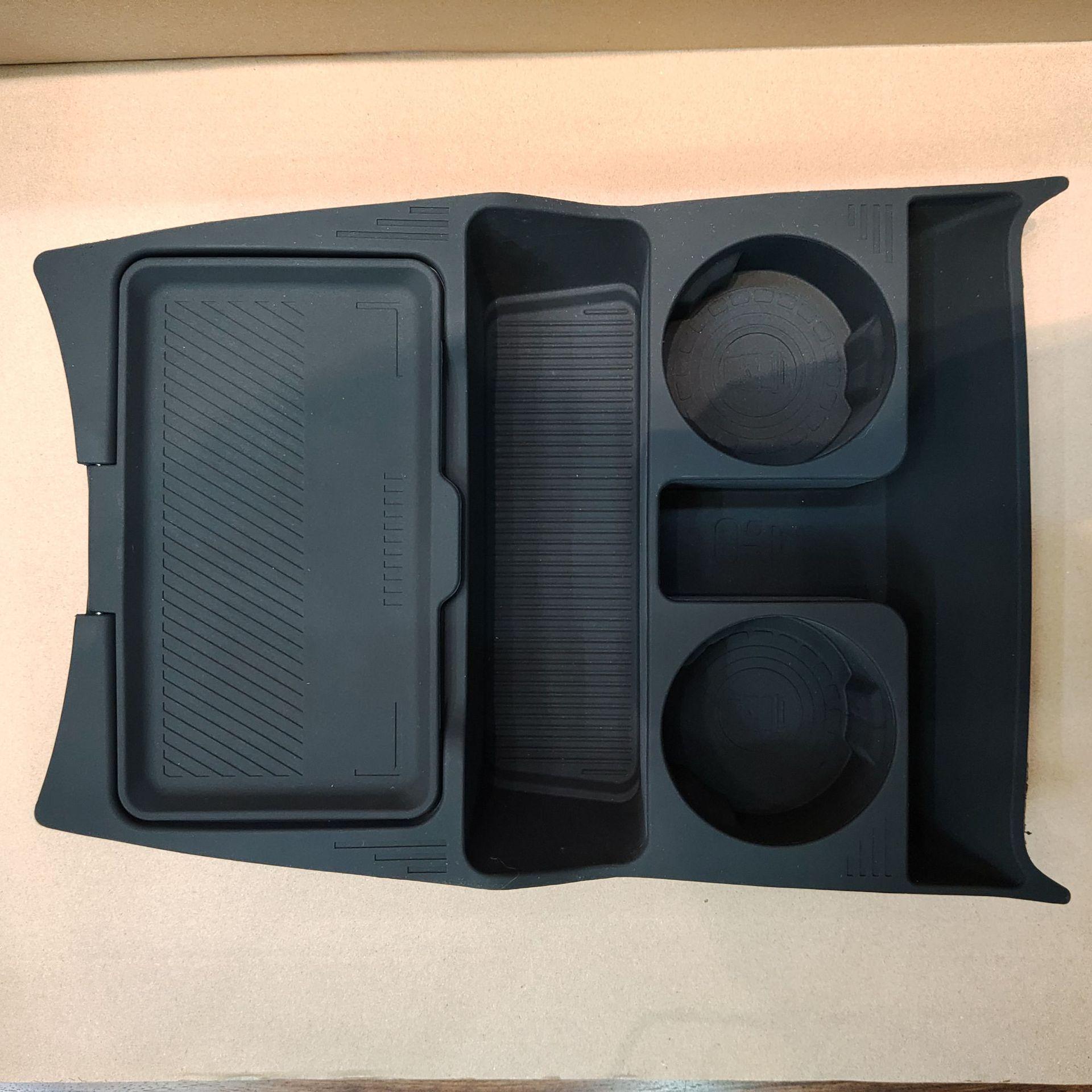 Silicone Storage Box for 25 BYD Tang Models LDM/EV Central Console
Silicone Storage Box for 25 BYD Tang Models LDM/EV Central Console