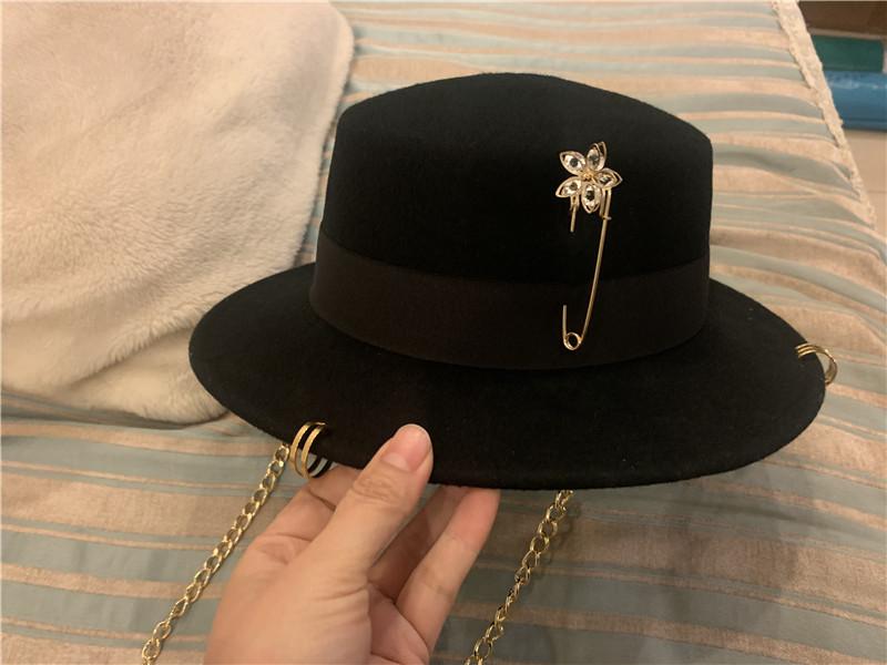 Дизайнерский стиль, Золотая булавка с цветком, шерстяная шляпа Fedoras, женская шляпа для отдыха и праздника Panamjazz
Дизайнерский стиль, Золотая булавка с цветком, шерстяная шляпа Fedoras, женская шляпа для отдыха и праздника Panamjazz