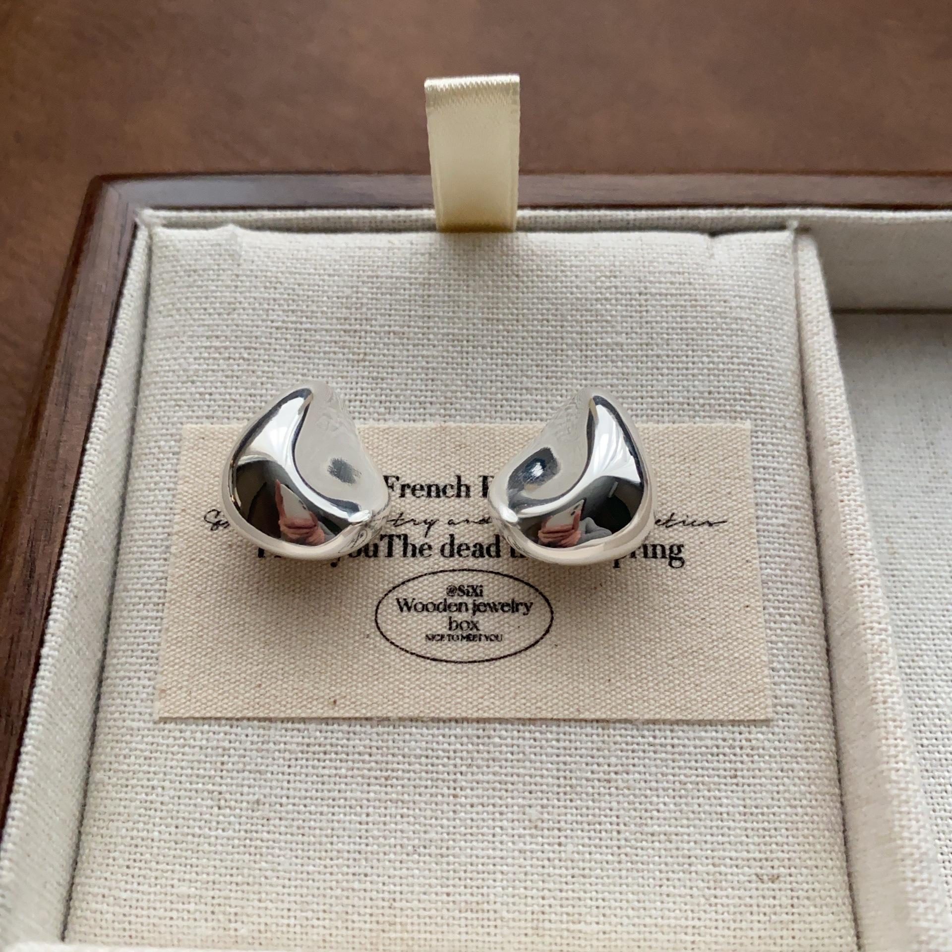 Round and full water droplets, special-shaped brushed stud earrings, light luxury, high-end sense, retro fashion and versatile personalized earrings
Round and full water droplets, special-shaped brushed stud earrings, light luxury, high-end sense, retro fashion and versatile personalized earrings