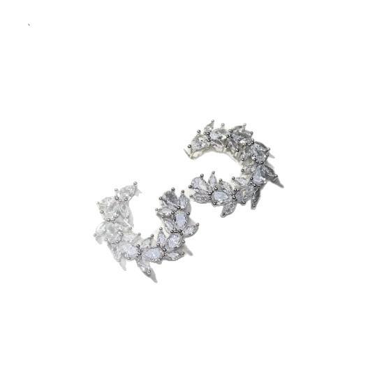 Korean version of fashion personality simple versatile zircon stud earrings daisy flower white earrings ear jewelry серебряный
Korean version of fashion personality simple versatile zircon stud earrings daisy flower white earrings ear jewelry серебряный