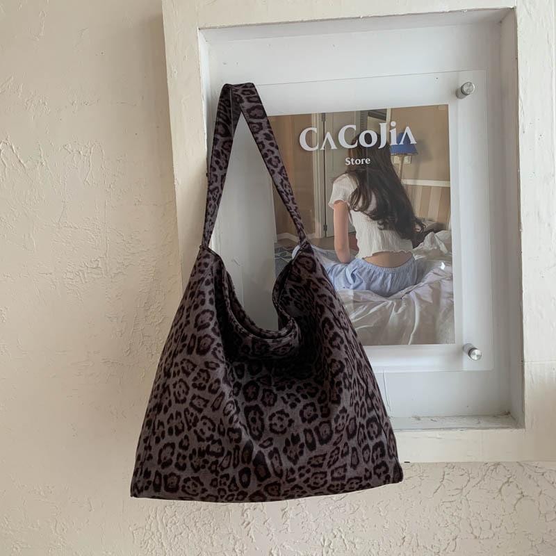 Korean leopard print tote bag women s 2025 new retro large-capacity shoulder bag fashionable casual commuter underarm bag зелений
Korean leopard print tote bag women s 2025 new retro large-capacity shoulder bag fashionable casual commuter underarm bag зелений