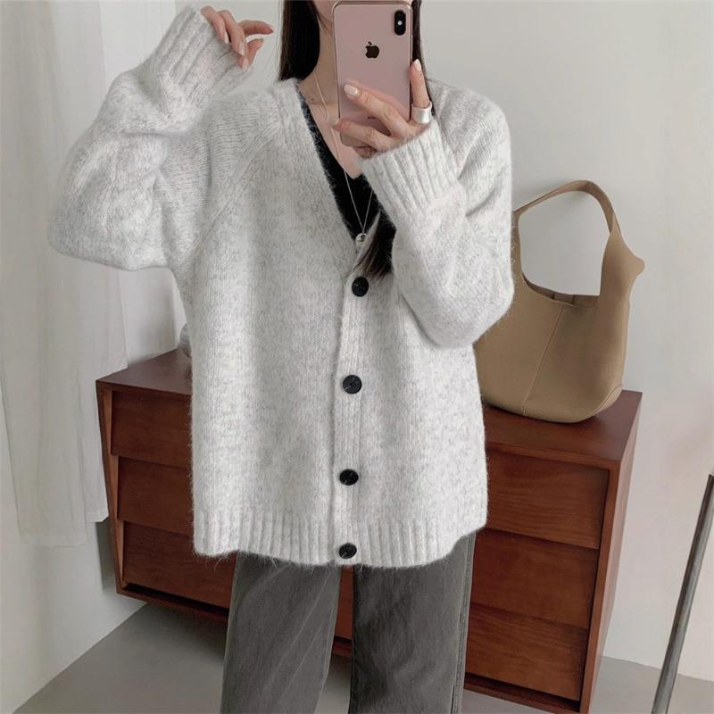 Lazy wind V-neck soft waxy knitted cardigan women s autumn and winter new loose casual temperament sweater jacket One size
Lazy wind V-neck soft waxy knitted cardigan women s autumn and winter new loose casual temperament sweater jacket One size