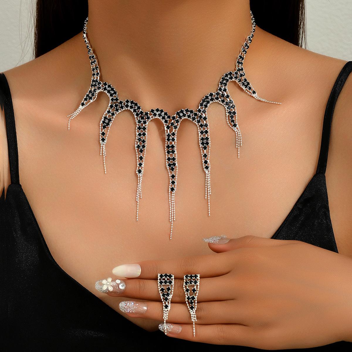 Комплект ожерелья Ювелирный набор из сплава Комплект для банкетного платья Цепочка Мода Персонализированные свадебные украшения
Комплект ожерелья Ювелирный набор из сплава Комплект для банкетного платья Цепочка Мода Персонализированные свадебные украшения