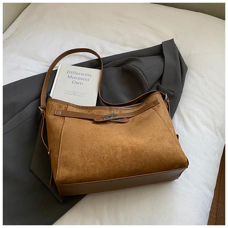 Fashion commuter underarm bag women s 2025 new foreign style light luxury shoulder messenger bag versatile tote bag
Fashion commuter underarm bag women s 2025 new foreign style light luxury shoulder messenger bag versatile tote bag