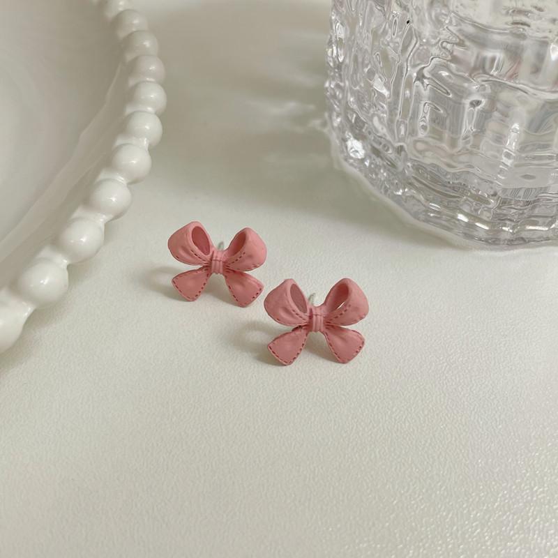 New simple and versatile retro fresh and cute bow earrings Korean temperament sweet stud earrings cold wind
New simple and versatile retro fresh and cute bow earrings Korean temperament sweet stud earrings cold wind