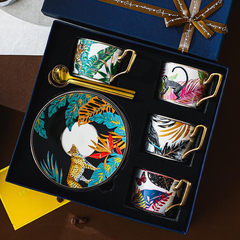 Элегантный европейский набор чайной чашки и блюдца из костяного фарфора - Винтажный английский дизайн с подарочной коробкой 220ml
Элегантный европейский набор чайной чашки и блюдца из костяного фарфора - Винтажный английский дизайн с подарочной коробкой 220ml