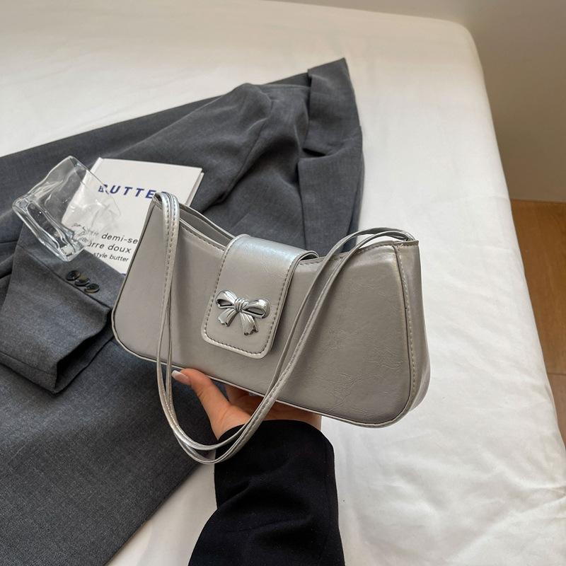 2024 new trendy fashion simple personalized small square bag casual texture underarm bag women s solid color foreign style shoulder bag срібний
2024 new trendy fashion simple personalized small square bag casual texture underarm bag women s solid color foreign style shoulder bag срібний