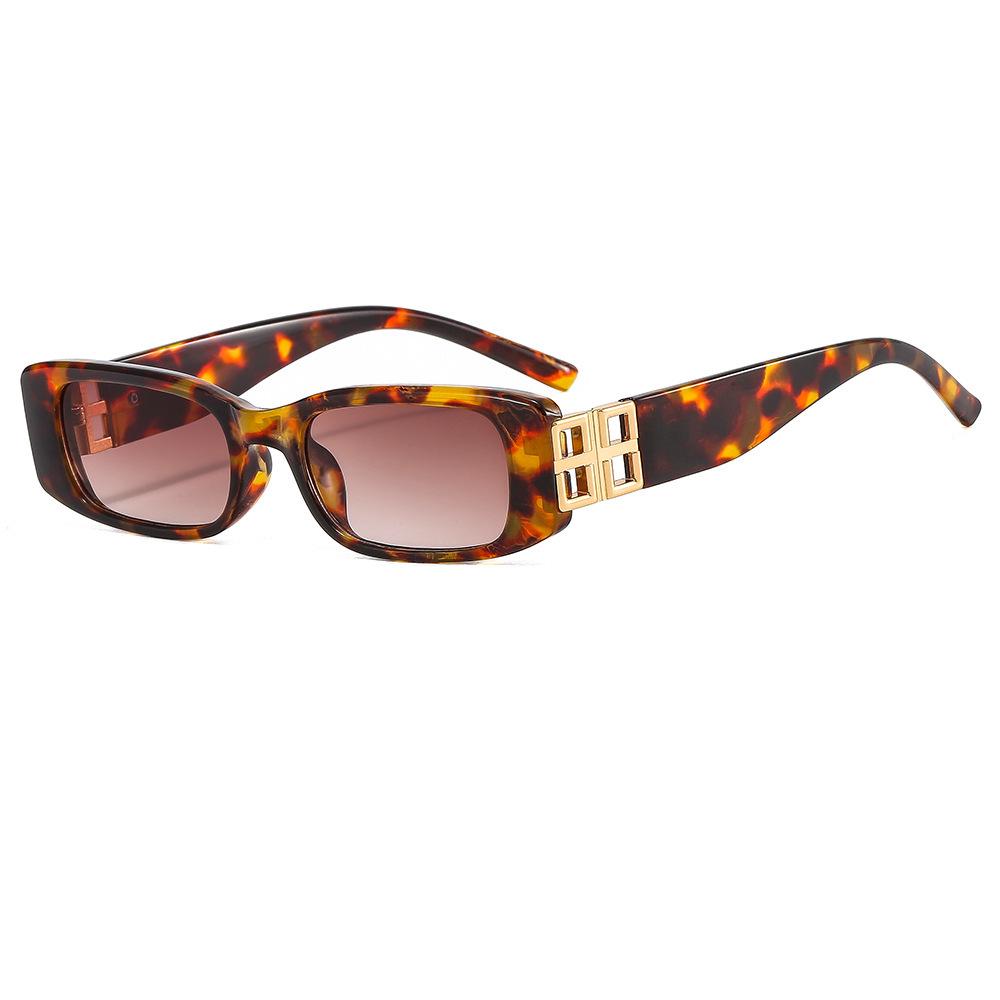 Трендовые прямоугольные солнцезащитные очки градиентного конфетного цвета
Трендовые прямоугольные солнцезащитные очки градиентного конфетного цвета