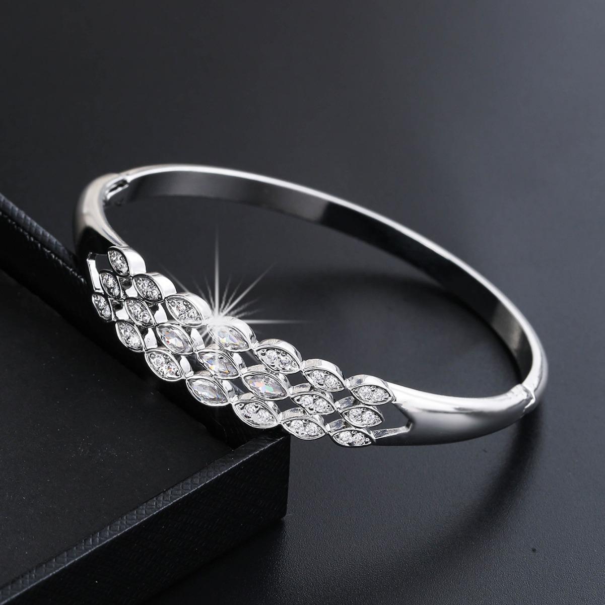 Новый модный корейский стиль с полым микроинкрустацией цирконом, простой глянцевый браслет в деловом стиле для подруги, Рождественский подарок серебряный
Новый модный корейский стиль с полым микроинкрустацией цирконом, простой глянцевый браслет в деловом стиле для подруги, Рождественский подарок серебряный