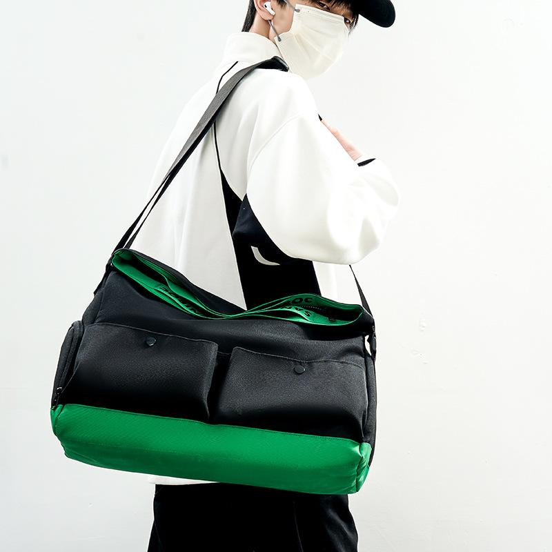 New casual tooling large-capacity satchel Japanese and Korean men s and women s color matching fitness satchel
New casual tooling large-capacity satchel Japanese and Korean men s and women s color matching fitness satchel