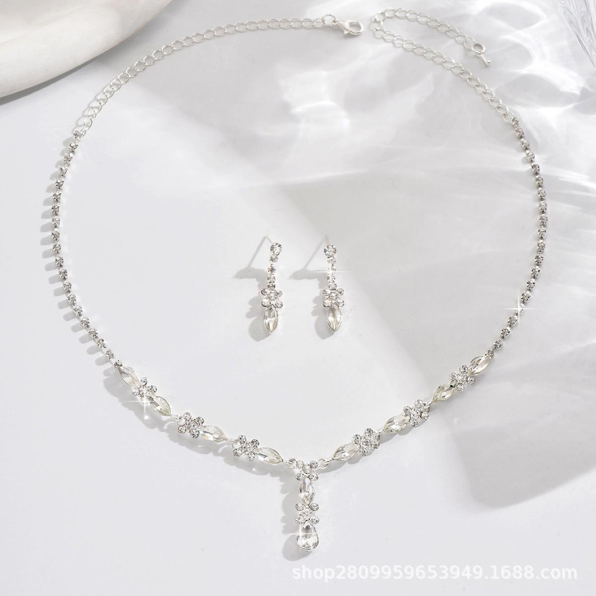 Поставка, модный корейский вариант бутикового женского комплекта, ожерелье, серьги, комплект из двух предметов, нишевые украшения.
Поставка, модный корейский вариант бутикового женского комплекта, ожерелье, серьги, комплект из двух предметов, нишевые украшения.