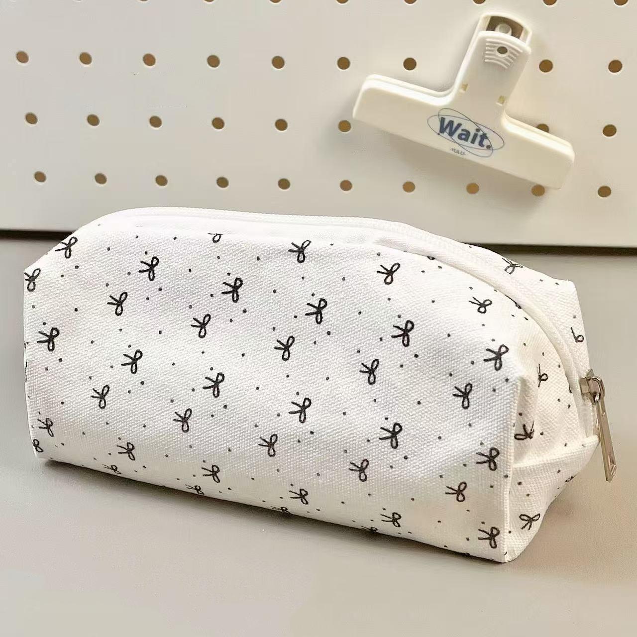 Ins Black Bow Pencil Case Large Capacity Pencil Bag Stationery Storage Bag School Organizer Supplies Women Girls Cosmetic Bag
Ins Black Bow Pencil Case Large Capacity Pencil Bag Stationery Storage Bag School Organizer Supplies Women Girls Cosmetic Bag