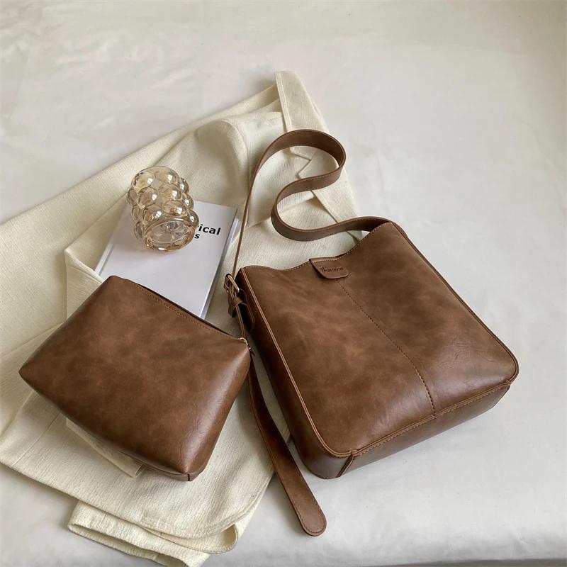 Retro Shoulder Tote Bag Set for Women Wide Strap Soft PU Leather Crossbody Bags with Small Purse Large Capacity Shoppers 27x27x9cm
Retro Shoulder Tote Bag Set for Women Wide Strap Soft PU Leather Crossbody Bags with Small Purse Large Capacity Shoppers 27x27x9cm