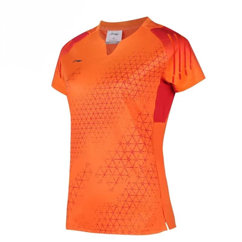 Li-Ning Дышащая быстросохнущая футболка для соревнований с небольшим V-образным вырезом, женская, оранжевая AAYQ004-3 L
Li-Ning Дышащая быстросохнущая футболка для соревнований с небольшим V-образным вырезом, женская, оранжевая AAYQ004-3 L