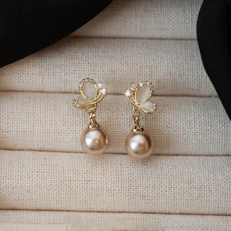 Design Sense of Small Compact Short Section Champagne Pink Pearl Earrings Zircon Butterfly Fashionable and Versatile Temperament Earrings
Design Sense of Small Compact Short Section Champagne Pink Pearl Earrings Zircon Butterfly Fashionable and Versatile Temperament Earrings
