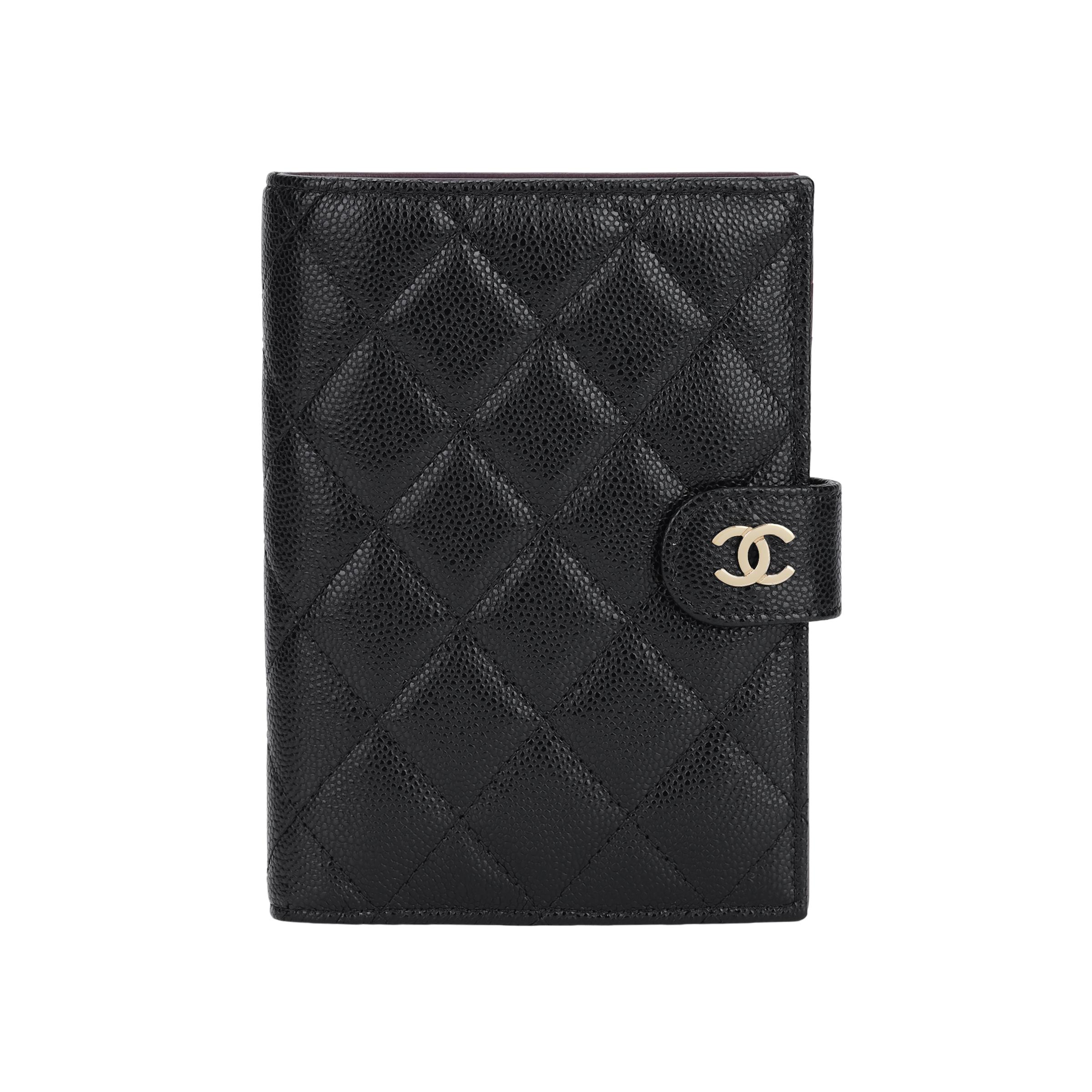 Chanel 25s Classic Double C Logo Quilted Diamond Pattern Shiny Grain Calfskin With Gold Metal Passport Bag Small Size Women S Black Basic+Dust Bag чорний
Chanel 25s Classic Double C Logo Quilted Diamond Pattern Shiny Grain Calfskin With Gold Metal Passport Bag Small Size Women S Black Basic+Dust Bag чорний
