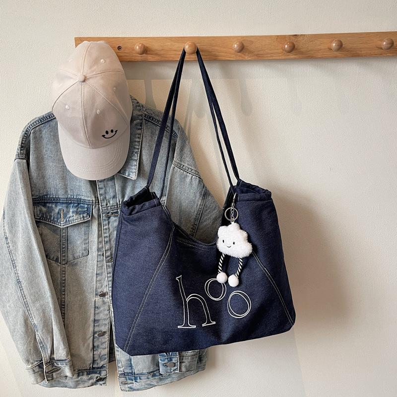 2025 Korean retro denim bag tote bag large capacity letter shoulder bag underarm bag casual commuter bag women синий
2025 Korean retro denim bag tote bag large capacity letter shoulder bag underarm bag casual commuter bag women синий