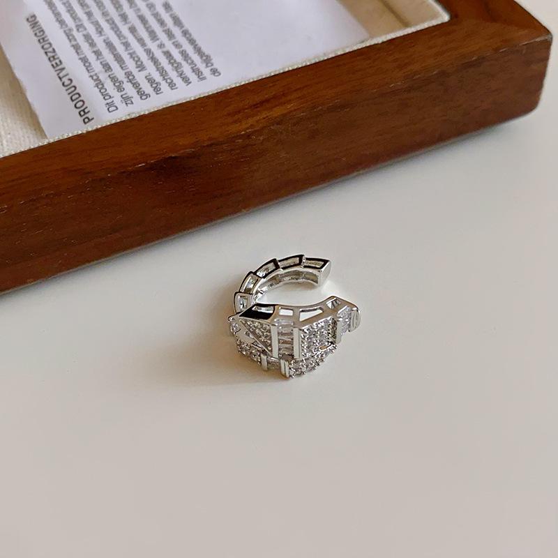 Zircon serpentine geometric earless ear bone clip Korean simple high-end earrings niche fashion earrings women
Zircon serpentine geometric earless ear bone clip Korean simple high-end earrings niche fashion earrings women