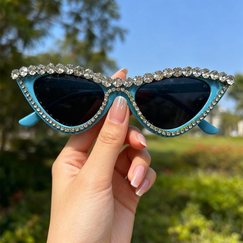 Y2K Retro Cat Eye Sunglasses Bling AB Rhinestone Triangle Frame UV Protection Fashion Eyewear For Women Party Beach KJ228
Y2K Retro Cat Eye Sunglasses Bling AB Rhinestone Triangle Frame UV Protection Fashion Eyewear For Women Party Beach KJ228