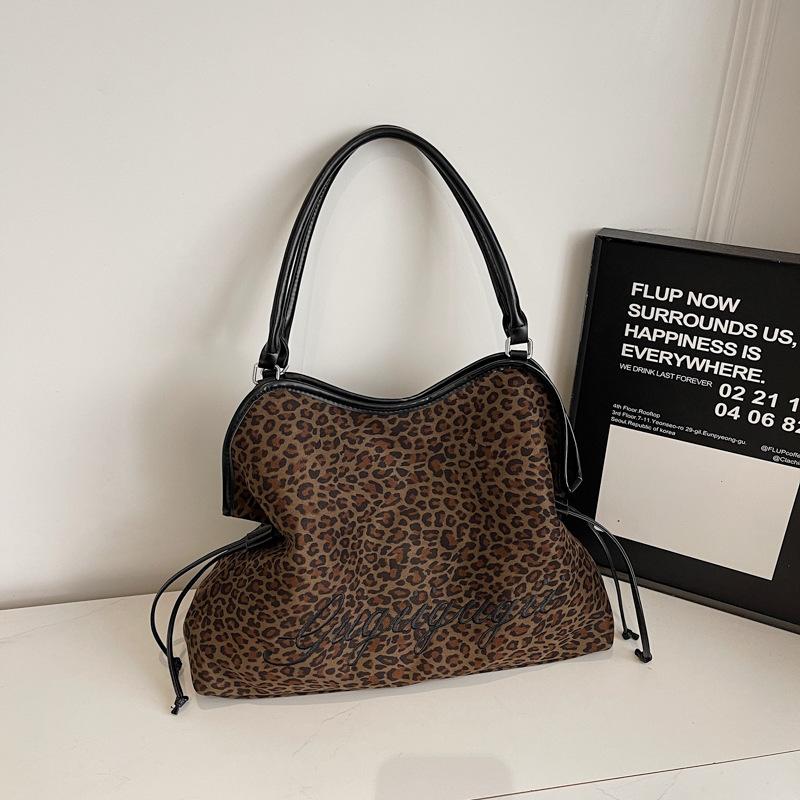Korean Leopard Print Shoulder Bag New Drawstring Frosted Handbag For Women Double Straps Large Capacity Tote Bag Magnetic Buckle 44x14x30cm
Korean Leopard Print Shoulder Bag New Drawstring Frosted Handbag For Women Double Straps Large Capacity Tote Bag Magnetic Buckle 44x14x30cm