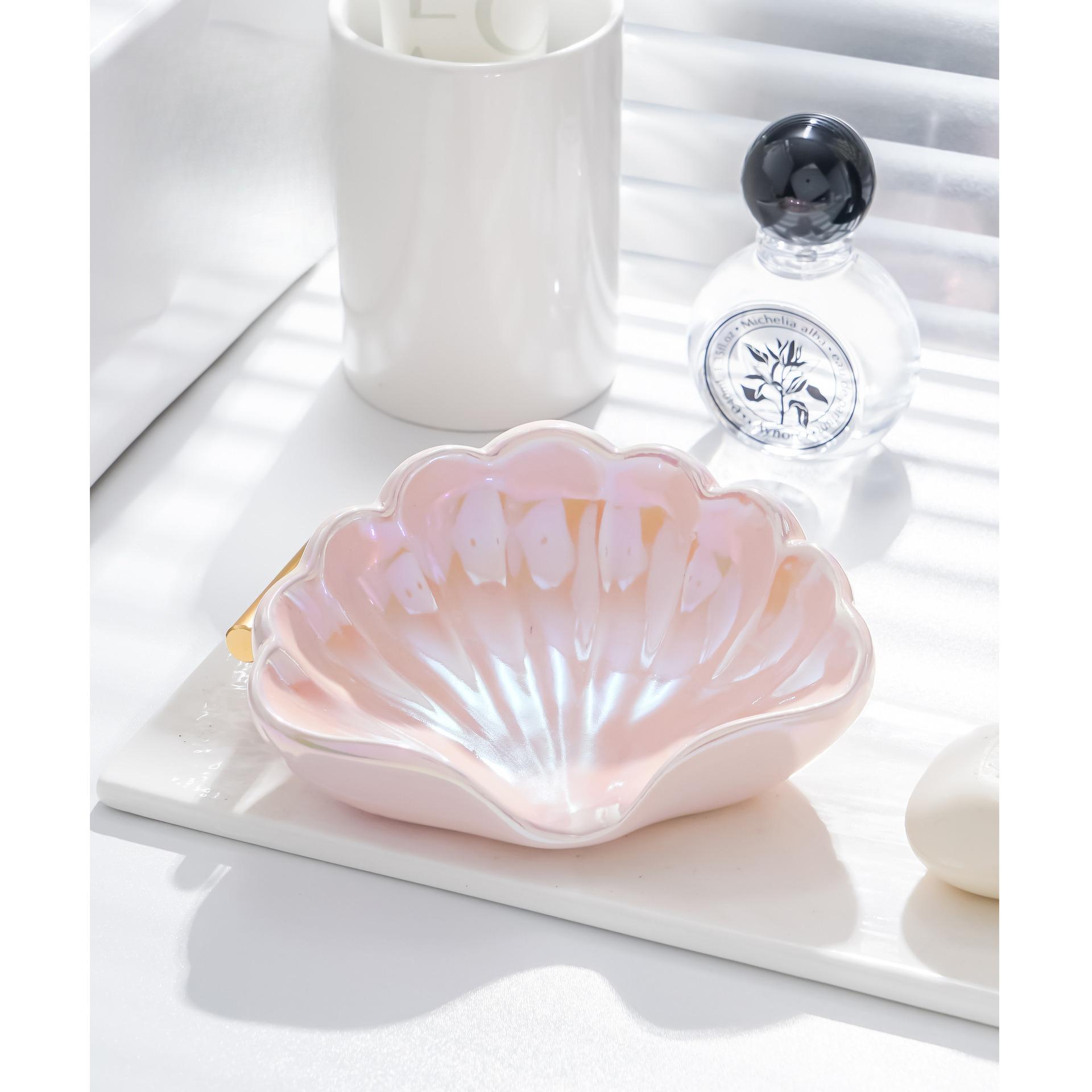 Creative Light Luxury Ceramic Electroplating Shell-shaped Draining Soap Box, High-end Bathroom Without Drilling Home Accessories
Creative Light Luxury Ceramic Electroplating Shell-shaped Draining Soap Box, High-end Bathroom Without Drilling Home Accessories