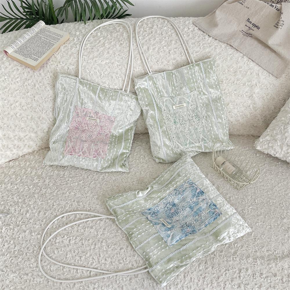 New lace spliced velvet silk canvas bag large capacity girl portable shoulder bag
New lace spliced velvet silk canvas bag large capacity girl portable shoulder bag