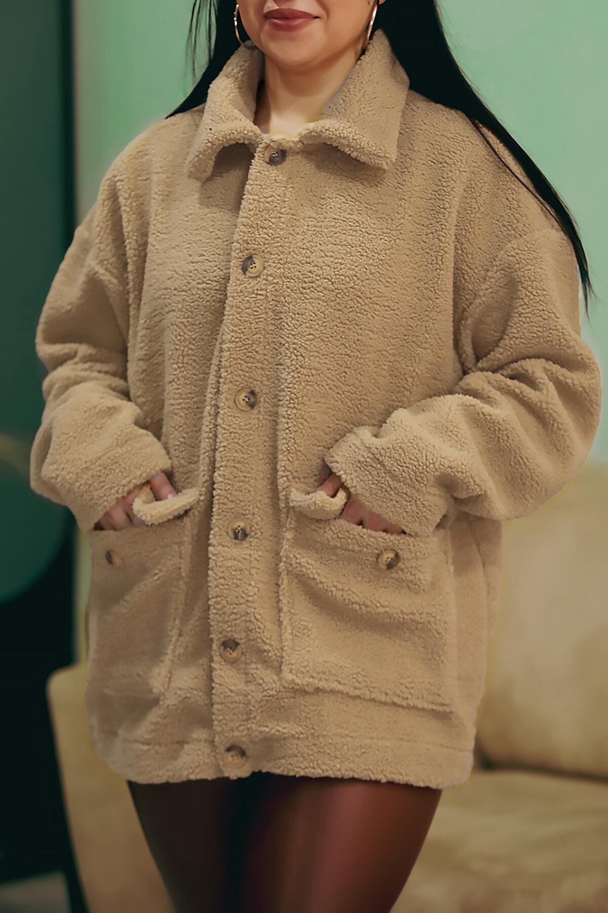 Плюс размер Плюшевая куртка с рубашечным воротником на пуговицах
Плюс размер Плюшевая куртка с рубашечным воротником на пуговицах