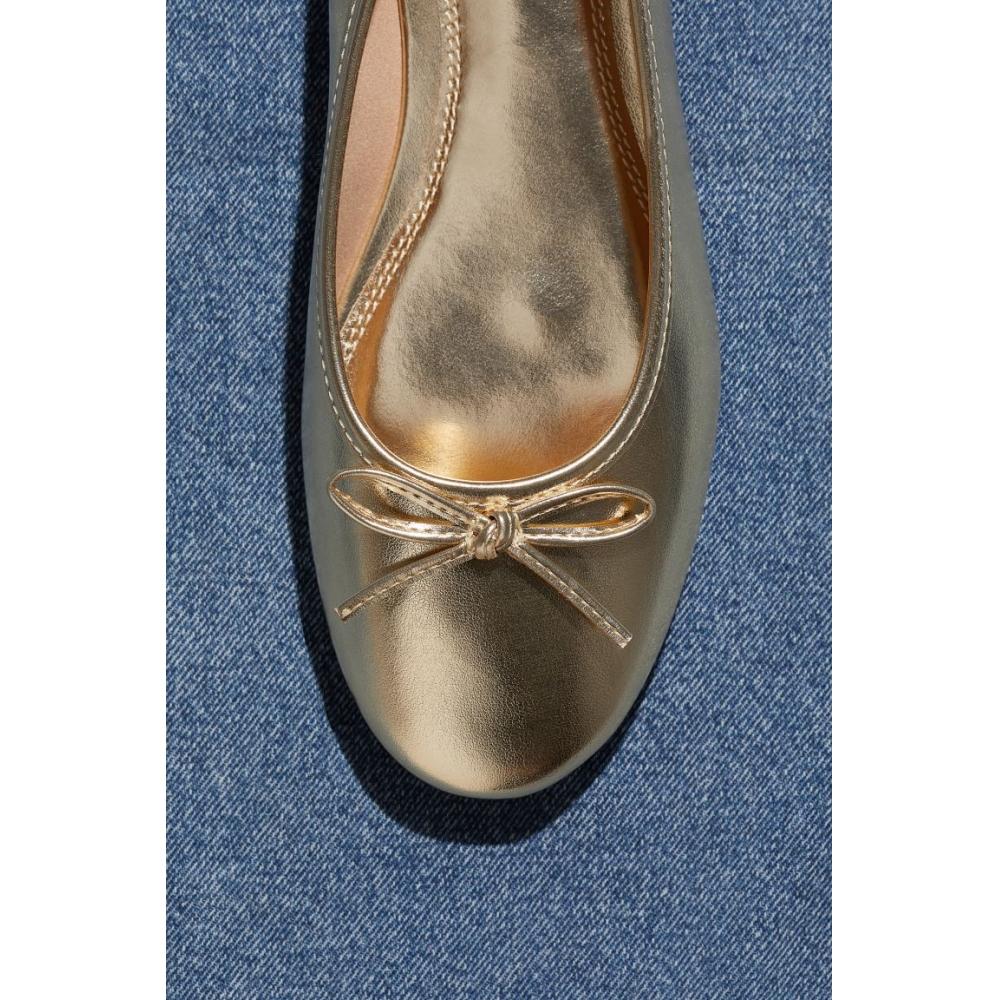 Туфли HM на плоской подошве золотого цвета
Туфли HM на плоской подошве золотого цвета