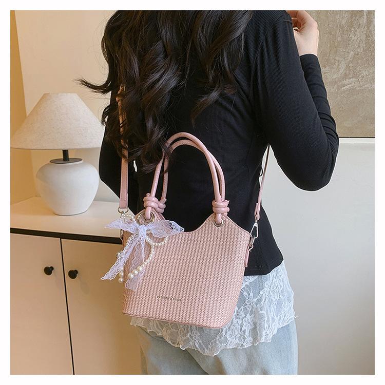 New small bag women s versatile shoulder messenger bag popular fashion portable bucket bag бежевый
New small bag women s versatile shoulder messenger bag popular fashion portable bucket bag бежевый