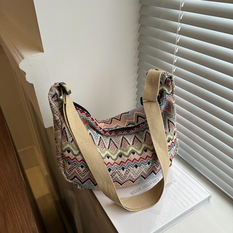 Ethnic Style Bag Women s New Fashion Trend Shoulder Bag Casual Armpit Bag Personality Contrasting Handbag Women separate bag
Ethnic Style Bag Women s New Fashion Trend Shoulder Bag Casual Armpit Bag Personality Contrasting Handbag Women separate bag