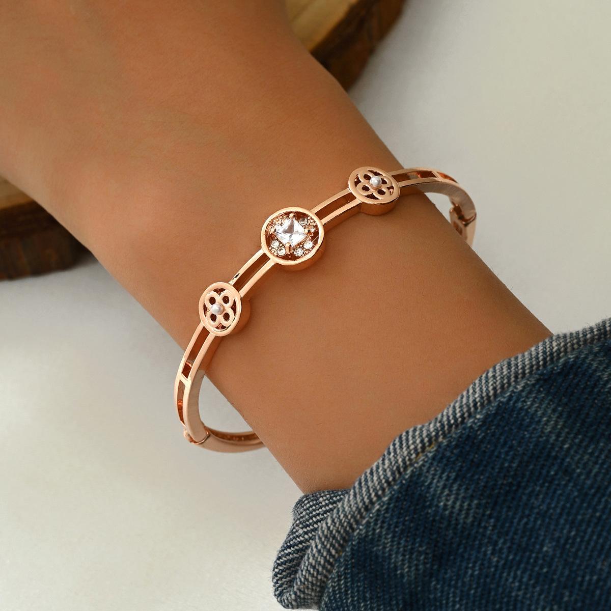 Niche Simple Personality Geometric Hollow Jewelry Splicing Chain Diamond Design Luxury Copper Coin Bracelet Women
Niche Simple Personality Geometric Hollow Jewelry Splicing Chain Diamond Design Luxury Copper Coin Bracelet Women