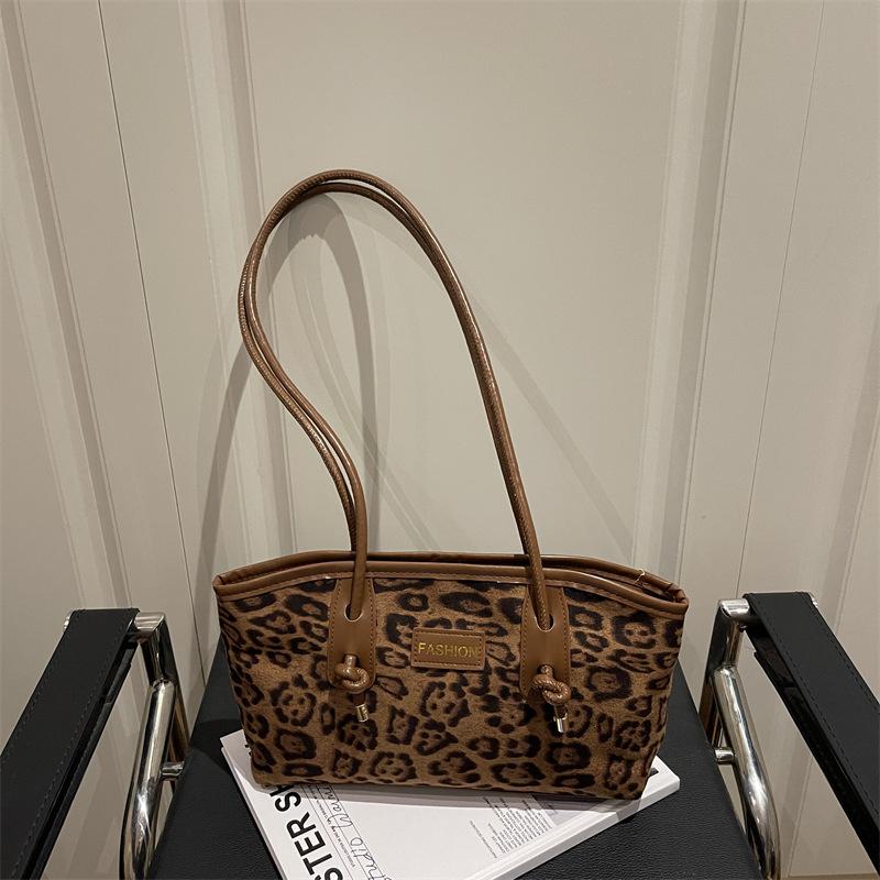 2025 autumn and winter new deerskin velvet women s casual large-capacity retro simple fashion trend shoulder armpit bag цветной печати леопарда
2025 autumn and winter new deerskin velvet women s casual large-capacity retro simple fashion trend shoulder armpit bag цветной печати леопарда