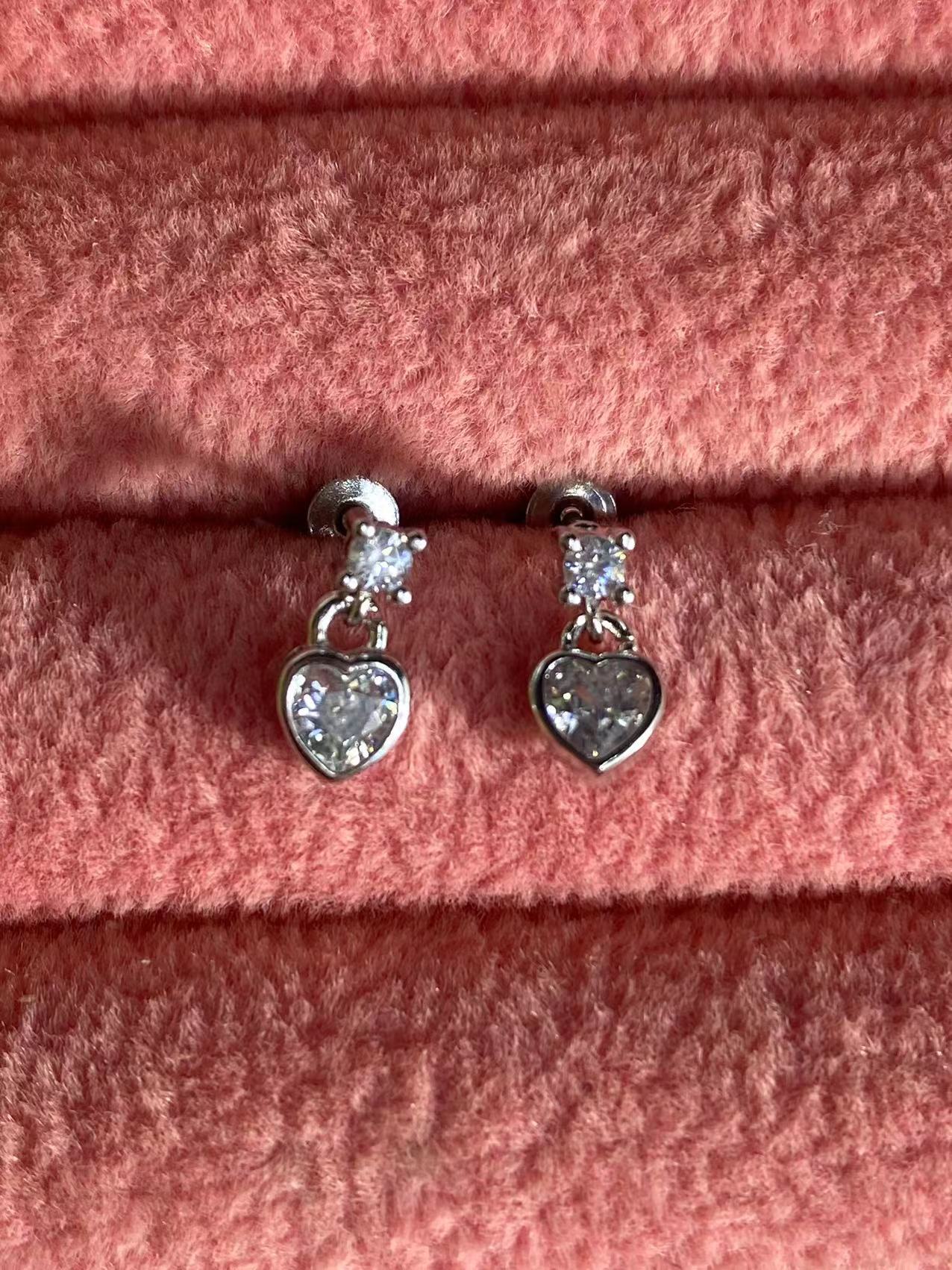Love lock titanium steel earbone nails women s summer light luxury niche high-end earrings fashion new summer cochlear nail earrings
Love lock titanium steel earbone nails women s summer light luxury niche high-end earrings fashion new summer cochlear nail earrings