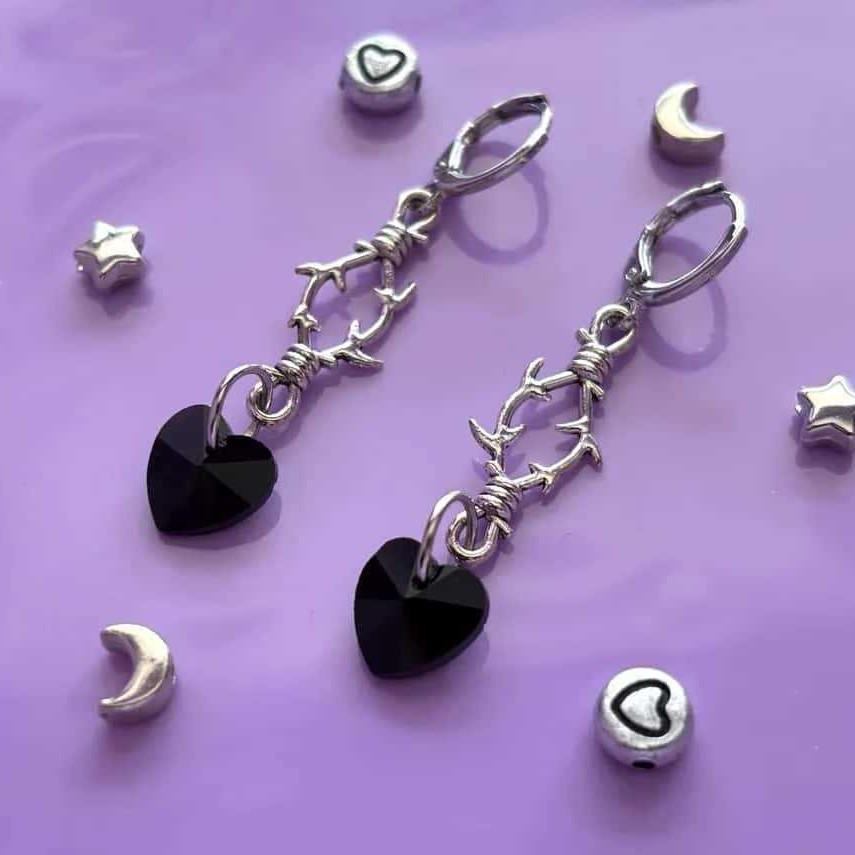 Gothic Punk Sliver Color Thorny Black Heart-shaped Pendant Dangle Earrings for Women Halloween Personality Jewelry Accessories
Gothic Punk Sliver Color Thorny Black Heart-shaped Pendant Dangle Earrings for Women Halloween Personality Jewelry Accessories