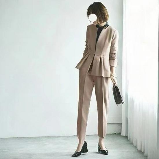 Летний женский приталенный костюм-двойка с плиссировкой - Маленький размер, повседневный Small легкие хаки
Летний женский приталенный костюм-двойка с плиссировкой - Маленький размер, повседневный Small легкие хаки