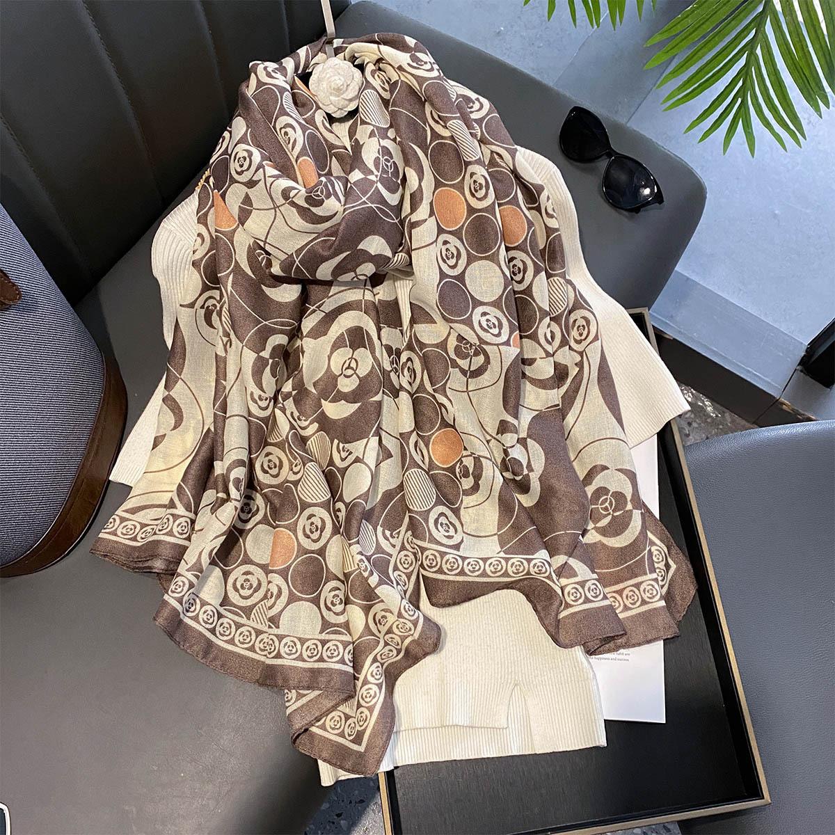 Patchwork Spring and Summer New Camellia Scarves High End Lightweight Air Conditioning Shawls Long Scarves Youthful Neck-protecting Beach Scarves 88*182cm
Patchwork Spring and Summer New Camellia Scarves High End Lightweight Air Conditioning Shawls Long Scarves Youthful Neck-protecting Beach Scarves 88*182cm
