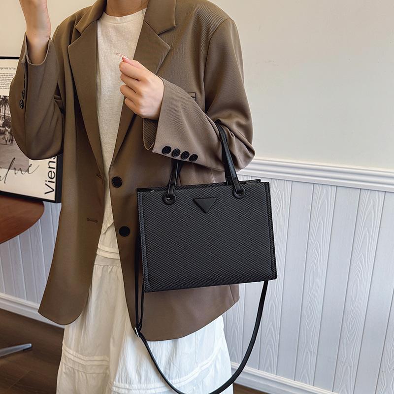 Bags Women s new handbags Tote bags Fashion versatile large-capacity messenger bags Women s bags
Bags Women s new handbags Tote bags Fashion versatile large-capacity messenger bags Women s bags