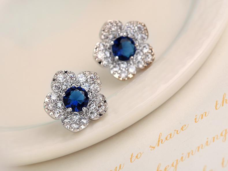 Charming Blue Crystal Flower Full Zirconia Cz Crystal Leaves Stud Earrings For Women Girls Piercing Zircon Diameter 12 MM
Charming Blue Crystal Flower Full Zirconia Cz Crystal Leaves Stud Earrings For Women Girls Piercing Zircon Diameter 12 MM