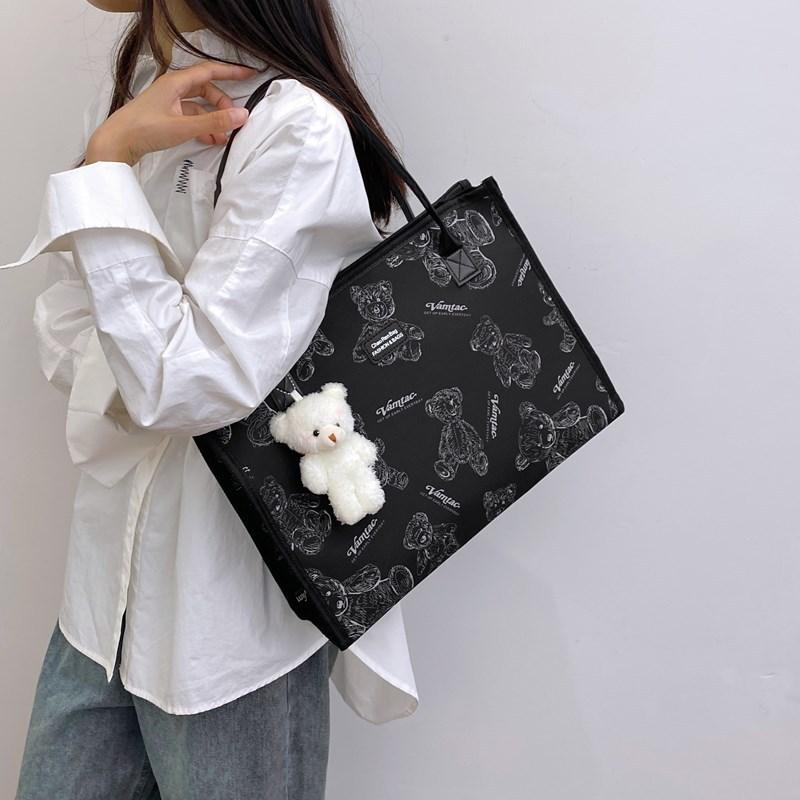 Fashion large-capacity canvas tote bag women s niche texture versatile shoulder bag leisure bag bare bag without pendant чорний
Fashion large-capacity canvas tote bag women s niche texture versatile shoulder bag leisure bag bare bag without pendant чорний