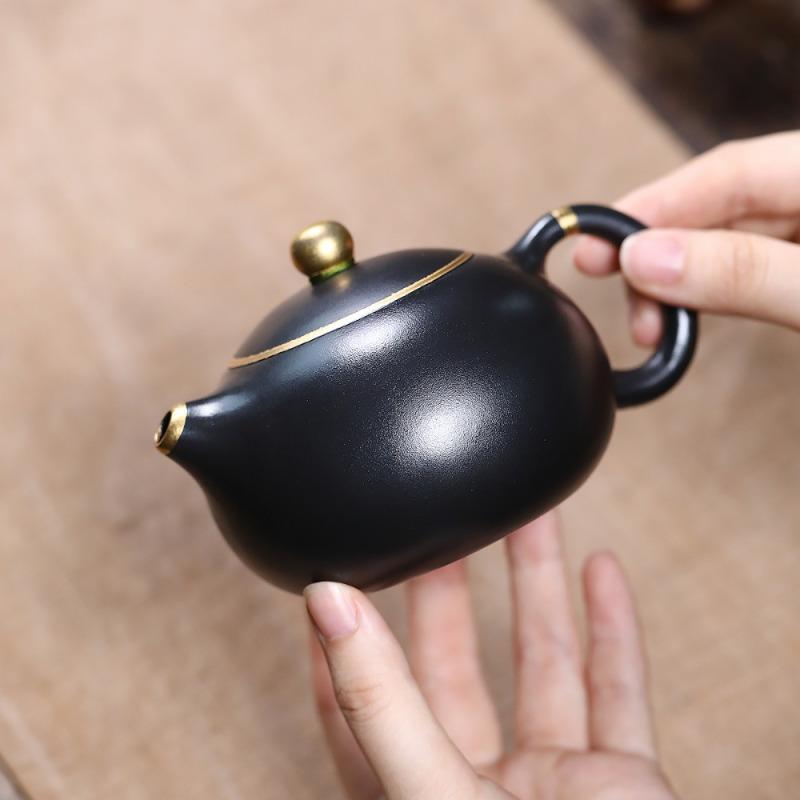 240ml Yixing Purple Clay Teapots Handmade Gold Drawing Xishi Pot Raw Ore Stone Yellow Mud Kettle With Strainer Zisha Teaset Gift
240ml Yixing Purple Clay Teapots Handmade Gold Drawing Xishi Pot Raw Ore Stone Yellow Mud Kettle With Strainer Zisha Teaset Gift